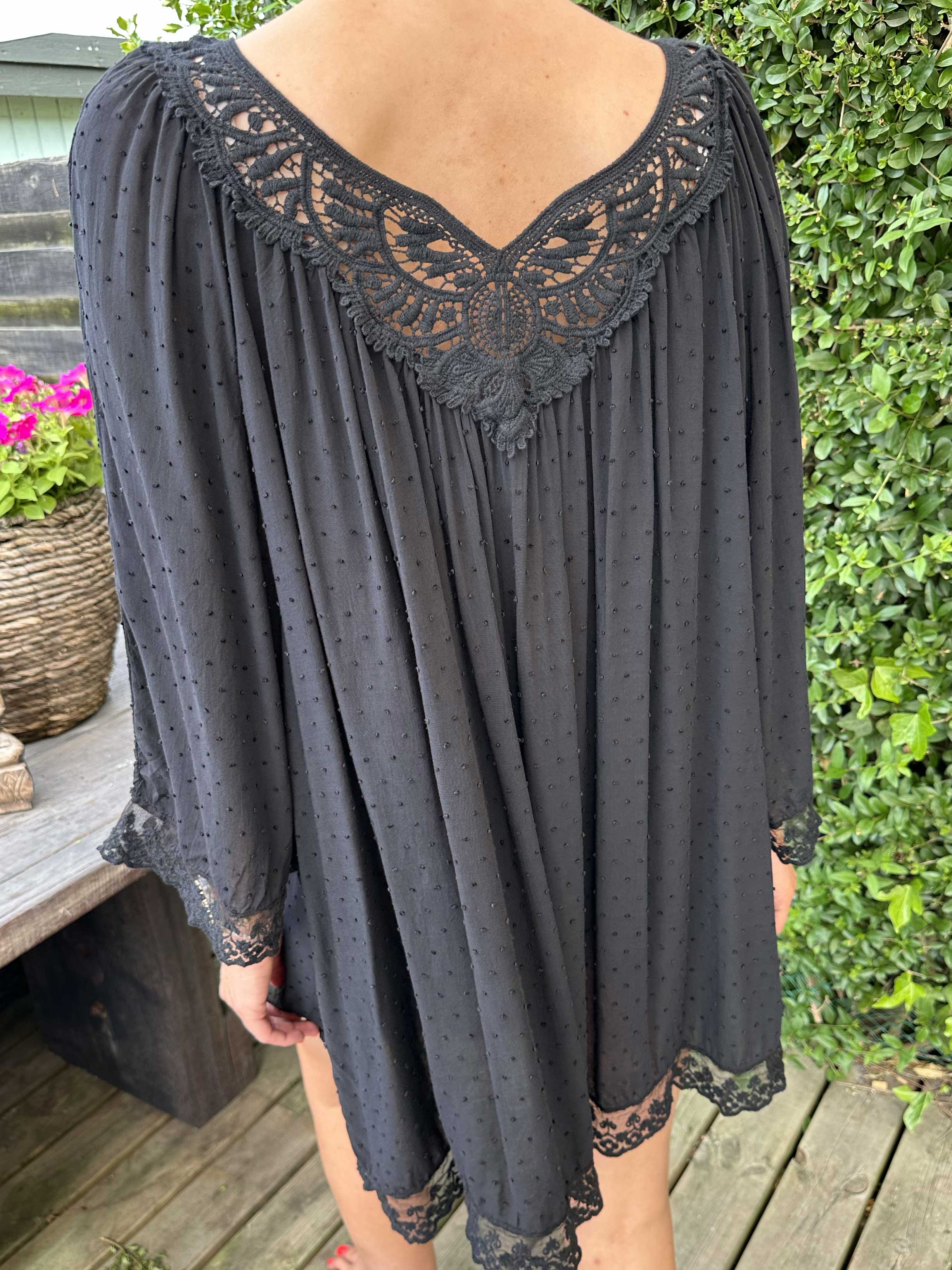 Benedicte - Söt tunika med broderade detaljer och spets
